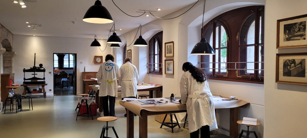 Konzentration und Ruhe beim Druck-Workshop im Museum Neues Weimar